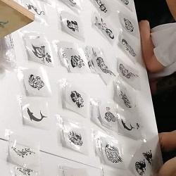 animatorka robi dzieciom tatuaż na ręce